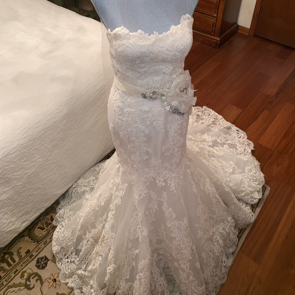 Enzoani Dakota wedding dress belt & veil included